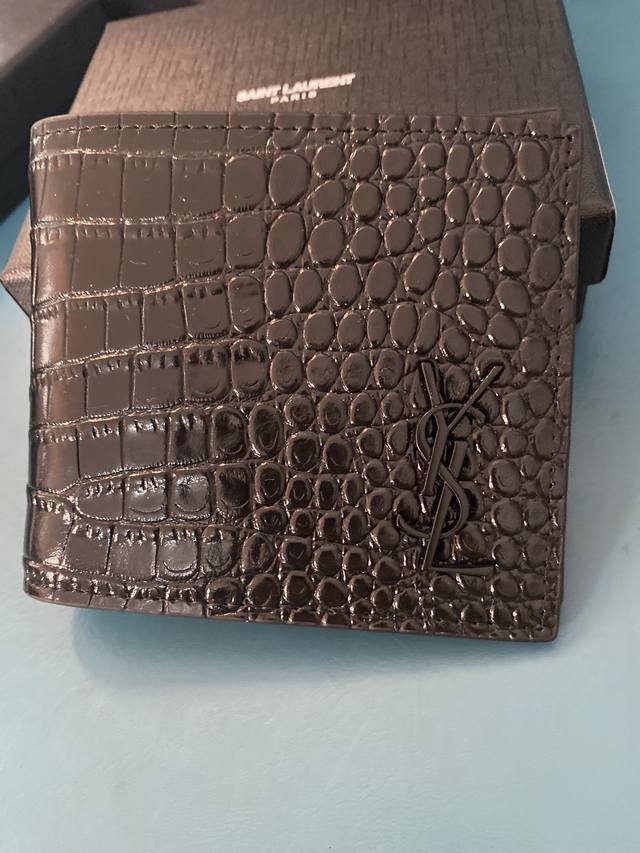 圣罗兰 元 编号0665 、尺寸12Cm X 10 Cm X 2.5Cm无敌经典款牙签纹Sunset日落包！出了这么长时间热度依然不减，可见它受人喜欢的程度非同