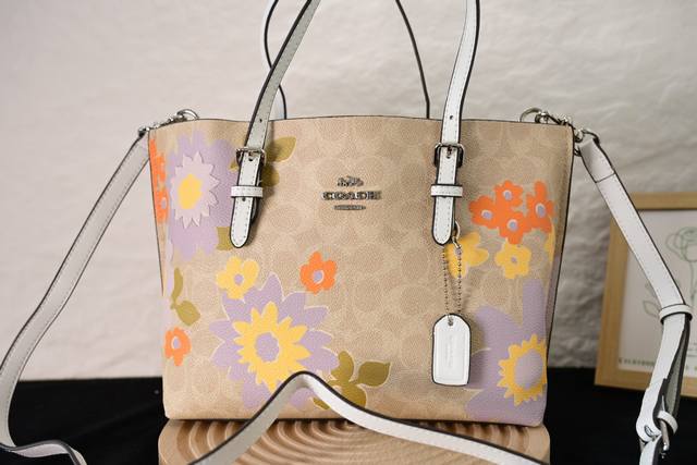 款号：Cbt21 C家新款 Mollie Tote 25 小号尺寸托特 但又不缺隔层，材质是经典耐用的Pvc，多种搭配方式，可手拎 可单肩，可以斜 挎 又一爆款