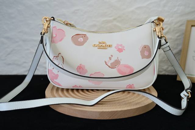 Coach 蔻驰 Cr746 经典标志Teri单肩包Pvc配皮单肩斜挎腋下包手提包高颜值，牛皮材质超级耐磨。比麻将包大，容量完全满足日常需求。金属配件拼接肩带手