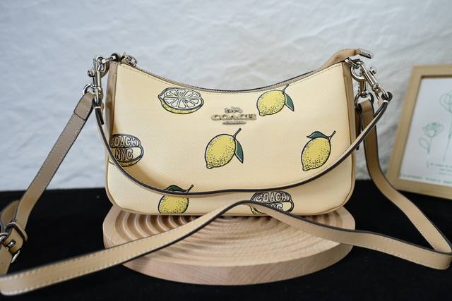 Coa*H Cal21 夏日水果麻将包包 草莓、柠檬、橙子全员到齐，夏天的快乐不止在冰美。尺寸25Cm