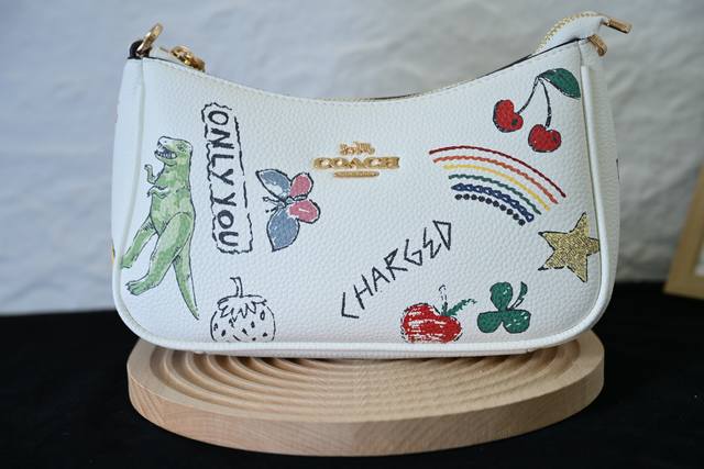 Coa*H 6月新品 Cak17腋下包 这一季的涂鸦，简直美在了心巴上三种工艺细节同时呈现的印花就好像在争奇斗艳让包包瞬间有了生机 尺寸24