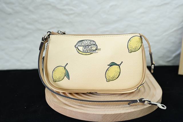 Coach 蔻驰新款4月最新款麻将包,经典配色牛皮,改造后可手提单肩斜挎,手工精致。尺寸:19*15*5Cm。 Coach 蔻驰新款4月最新款麻将包,经典配色牛皮,改造后可手提单肩斜挎,手工精致。尺寸:19*15*5Cm。