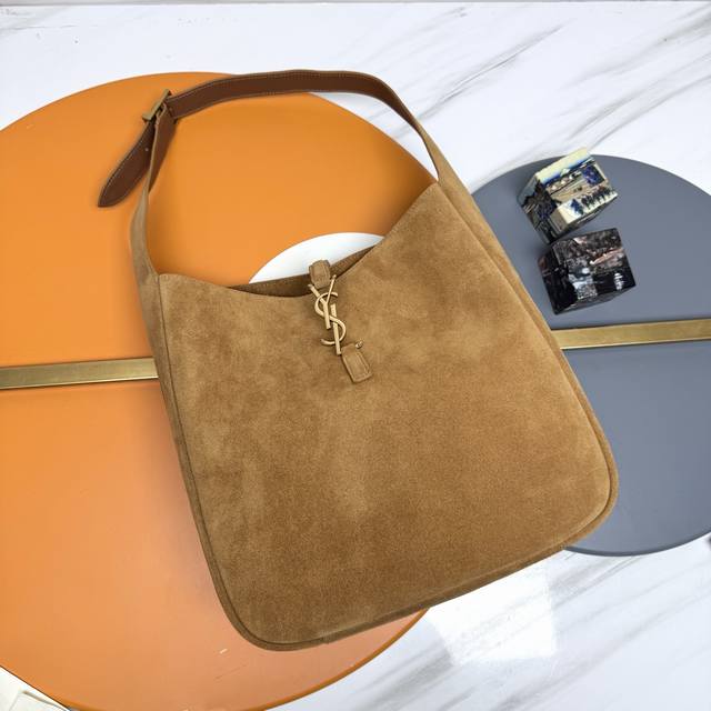 Le5A7大号光滑皮革柔软手袋 韩国明星同款Hobo今年火到爆炸的腋下包Y家虽迟但到！！包包身轮廓简洁、立体，看上去硬挺却不会太凌厉。搭配上品牌标志性的插入式包