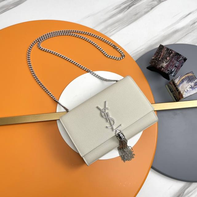 20# 原单 白色 银扣 +Kate 最经典的款式最实用的这个系列最核心的设计便是Y家 Logo，当年Yves Saint Laurent先生邀请海报艺术家Ca