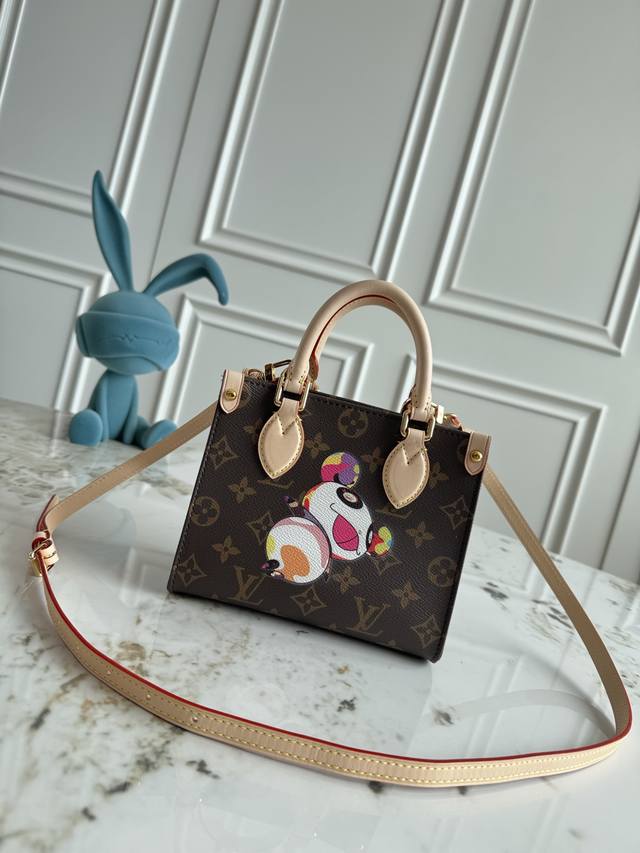 独家背景 动态芯片 顶级原单 M13668村上隆再版系列以玩味笔触演绎 Onthego 手袋的玲珑版本。Monogram 帆布与牛皮革奠定品牌经典格调，村上隆笔