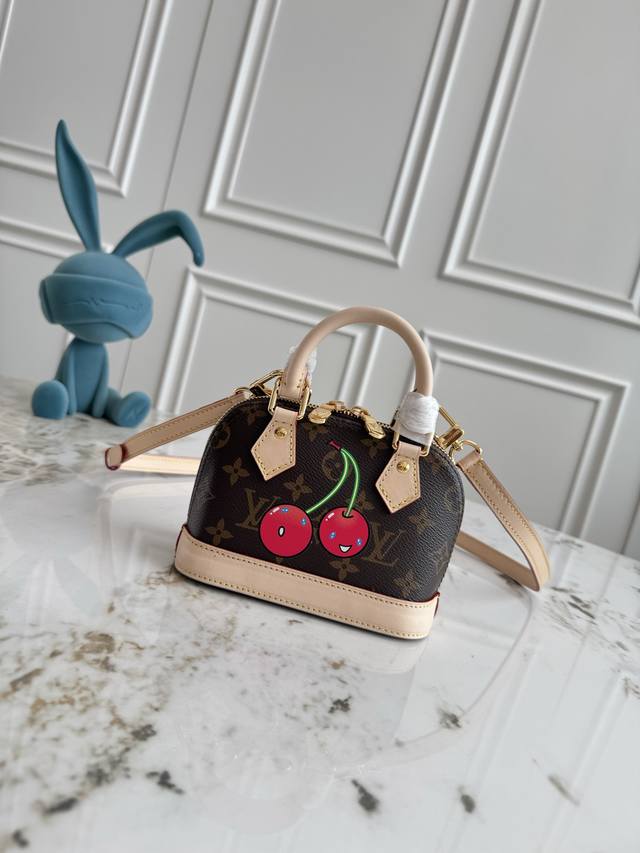 独家背景 动态芯片 顶级原单 Lv X Tm Nano Alma M13416 樱桃 本款Nano Alma手袋结合Monogram涂层帆布与牛皮革饰边，令玲珑