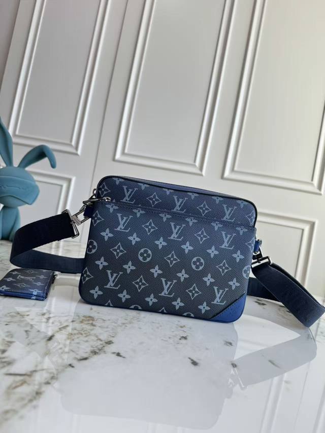 顶级原单 芯片变码 本款M11592 Trio 邮差包取材 Monogram Gradient 涂层帆布,借全幅Monogram 图案逐渐消散之景营造别致观感。 顶级原单 芯片变码 本款M11592 Trio 邮差包取材 Monogram Gradient 涂层帆布,借全幅Monogram 图案逐渐消散之景营造别致观感。