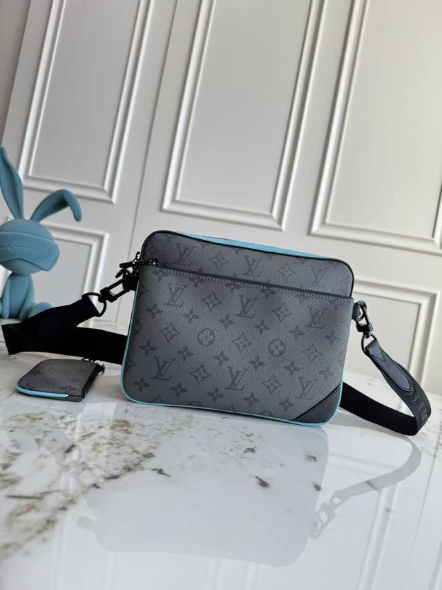 M11648本款 11645新版本 男包三件套邮差包系列 Trio 邮差包 Trio 邮差包由 Monogram Eclipse 帆布与 Monogram Ec