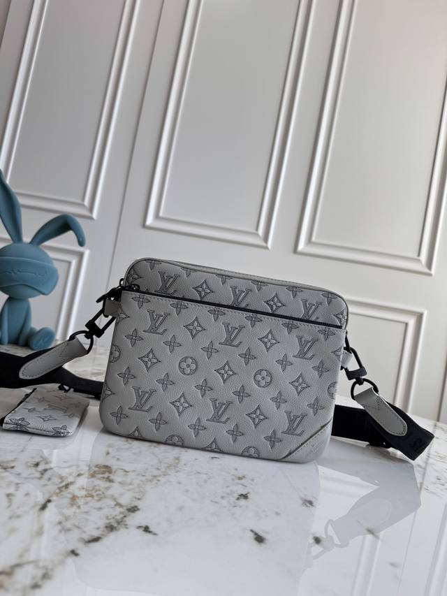 顶级原厂皮 M46603灰 163C01芯片 独家实拍M46604蓝 M46602黑 本款 Trio 邮差包取材 Monogram 压纹牛皮革，拉链前袋和肩带处