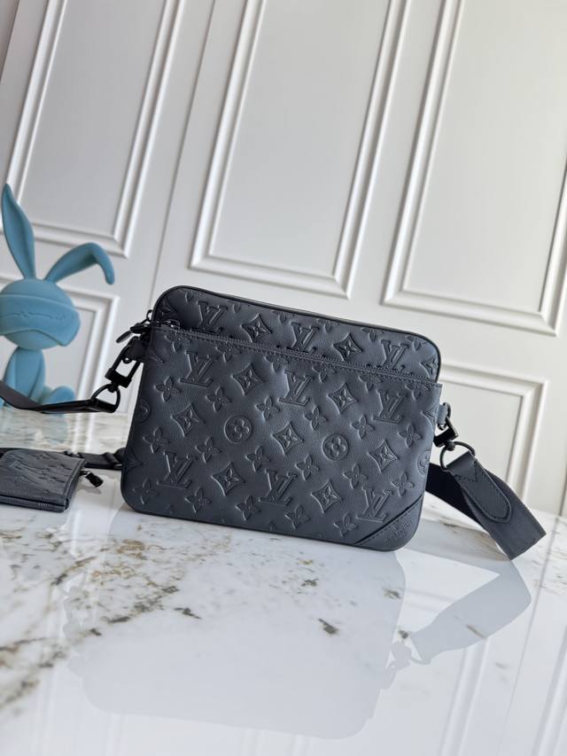 顶级原厂皮 M46602黑 163C01芯片 独家实拍M46604蓝 M46603灰 本款 Trio 邮差包取材 Monogram 压纹牛皮革，拉链前袋和肩带处