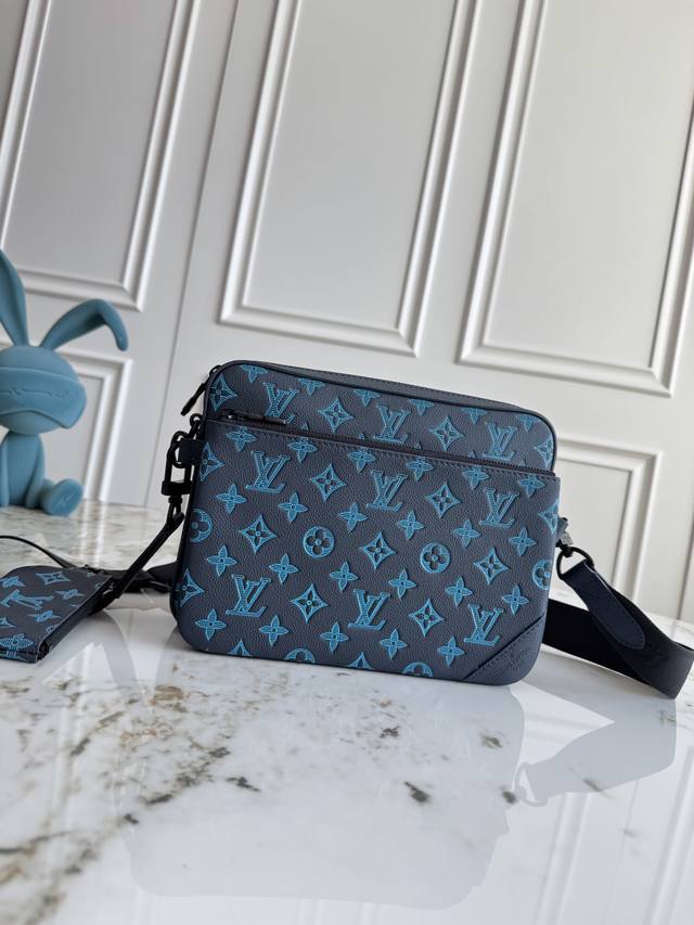 顶级原厂皮 M46604蓝 独家实拍M46602黑色 M46603灰色本款 Trio 邮差包取材 Monogram 压纹牛皮革，拉链前袋和肩带处的小号零钱包均可