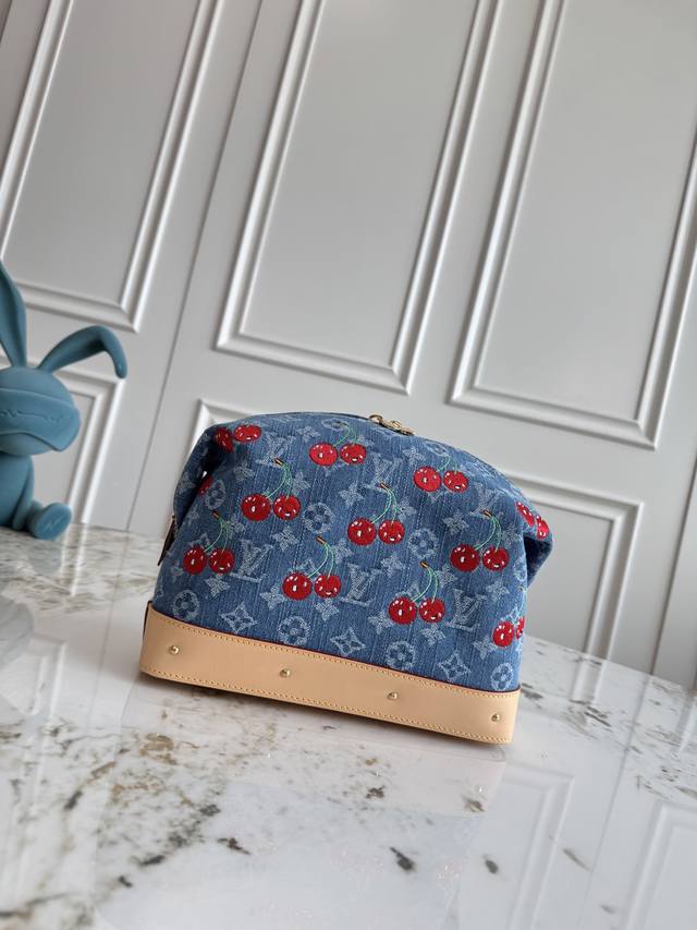 顶级原单163芯片M13893 Lv X Tm Cosmetic Pouch Gm 牛仔 樱桃 化妆品袋Gm是Monogram牛仔布的必备品，饰有卡哇伊樱桃刺绣