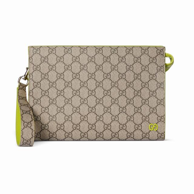 顶配版 这款手拿包是2025早秋系列的一款力作。此单品以Gg Supreme帆布匠心打造，配以撞色皮革滚边，缀饰陶瓷效果Gg细节。米色和深棕色Gg Suprem