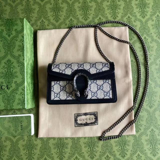 顶配版 古驰爱的进行曲 全新时装系列中，Gg Supreme帆布推出了经典隽永的蓝色和米色组合，传承材质的历史渊源的帆布材质被长久地运用于多个系列当中，已成为品