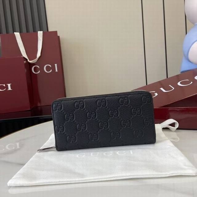 顶配版 新品 系列名称“Gucci Imprint”尽释Gg字母交织图案的恒久优雅魅力，该图案以富有触感的细节装点日常必备单品。这款全拉链钱包以印花压纹Gg粒面