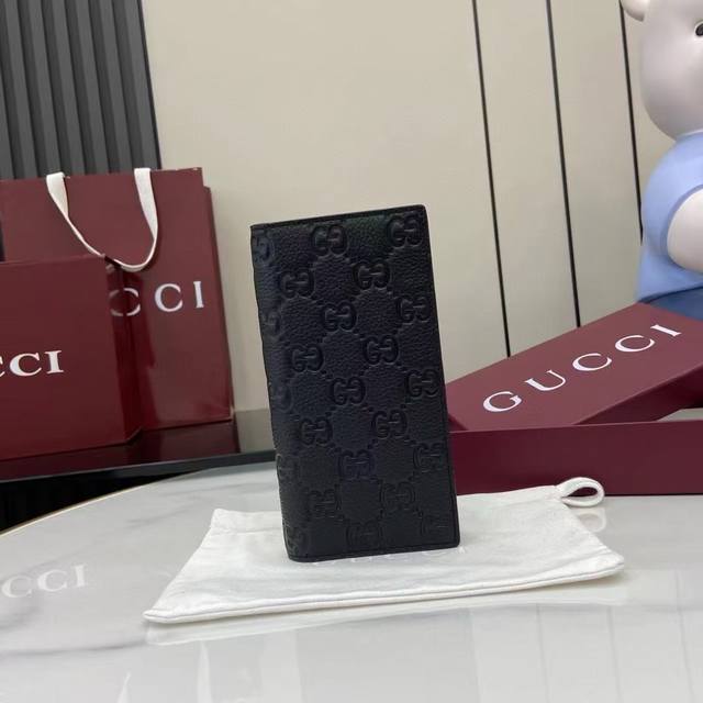 顶配版 新品 系列名称“Gucci Imprint”尽释Gg字母交织图案的恒久优雅魅力，该图案以富有触感的细节装点日常风格单品。这款卡片夹以印花压纹Gg粒面牛皮