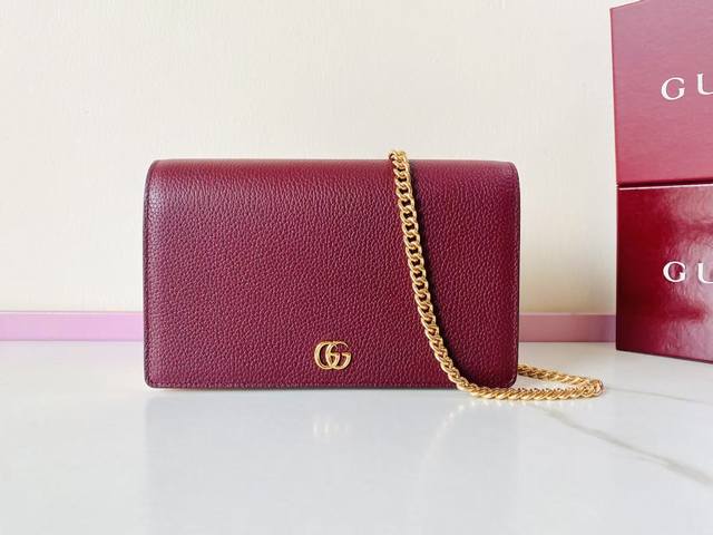 顶配版 Marmont系列这款 Marmont系列采用经典耐看的黑色皮革制作，为 Aria-时尚咏叹调 系列再添经典之作。配件源于70年代的腰带扣设计，在这款上