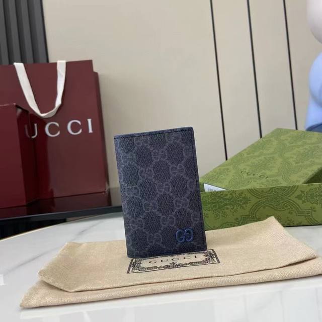 顶配版 新系列呈现纤薄且小巧的小皮具，焕新融蕴多种绚丽色彩，以充满对比美感的双色调设计令点缀于包身的Gg标识风采尽绽。这款长款卡片夹以黑色Gg Supreme帆