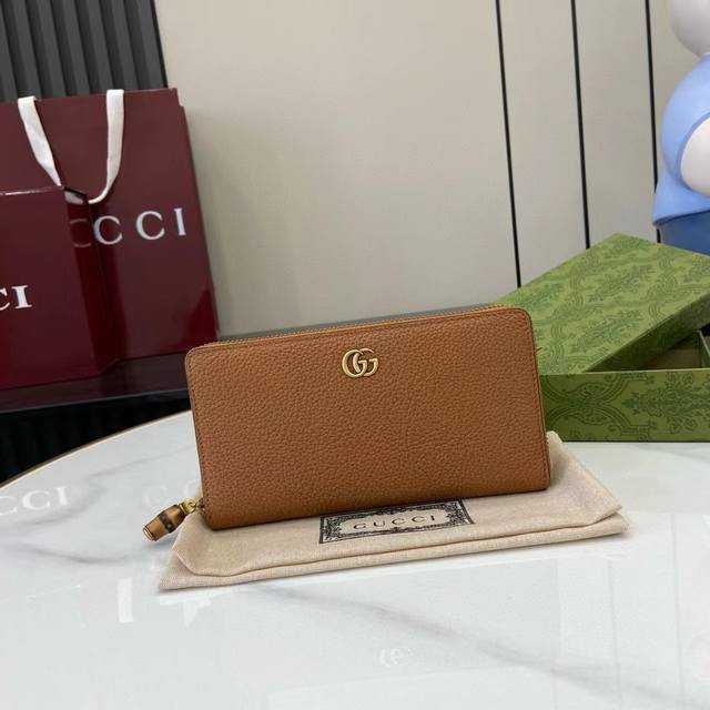 顶配版 Gg Marmont系列长夹这款Gg Marmont系列钱夹采用经典耐看的酒红色皮革制作，为 Aria-时尚咏叹调 系列再添经典之作。双G配件源于70年