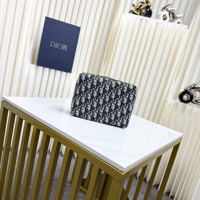 市场最高版本，欢迎对比 旅行手拿包米色和黑色 Oblique 印花面料编号: 2Esca527Yky_H27E这款旅行手拿包实用又时尚。采用米色和黑色 Obli