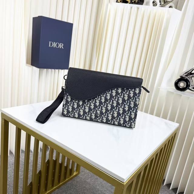 市场最高版本，欢迎对比 马鞍 A5 三角手拿包黑色 Oblique 印花面料和黑色粒面牛皮革编号: 2Adca540Yks_H03E这款 A5 三角手拿包是 D