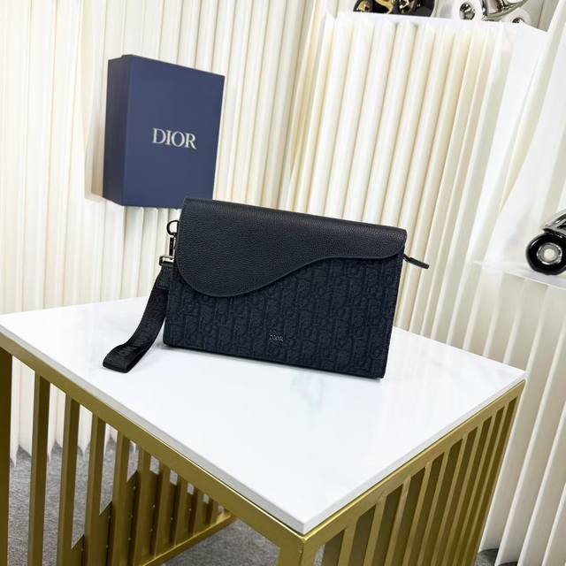 市场最高版本，欢迎对比 马鞍 A5 三角手拿包米色和黑色 Oblique 印花面料搭配黑色粒面牛皮革编号: 2Adca540Yks_H27E这款 A5 三角手拿