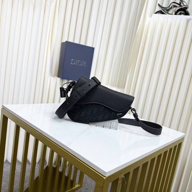 市场最高版本 原单品质 正品打版 迷你马鞍包黑色 Oblique 印花面料和黑色粒面牛皮革编号: 2Adca543Yks_H03E这款马鞍包以现代结构全新演绎经