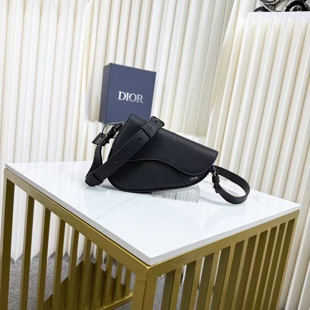 市场最高版本 原单品质 正品打版 迷你马鞍包黑色 Dior Icons 牛皮革编号: 2Adca543Ken_H00N这款马鞍包于迪奥二零二五夏季男装系列发布秀