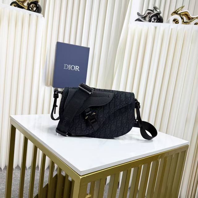 市场最高版本，欢迎对比 专柜买版复刻 马鞍信使包黑色 Oblique 印花面料和黑色粒面牛皮革编号: 1Adpo325Yky_H03E这款马鞍信使包是二零二四秋