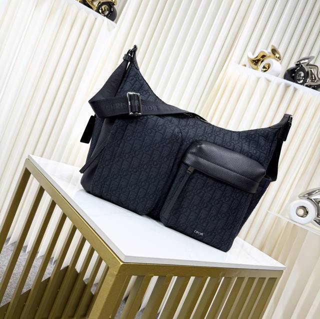 市场最高版本 原单品质 正品打版 保证进口头层牛皮,拒绝二层皮,拒绝超纤皮 中号 Rider Soft 水饺包黑色 Oblique 印花面料和黑色粒面牛皮革编号 市场最高版本 原单品质 正品打版 保证进口头层牛皮,拒绝二层皮,拒绝超纤皮 中号 Rider Soft 水饺包黑色 Oblique 印花面料和黑色粒面牛皮革编号