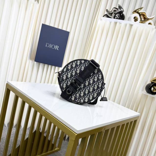 市场最高版本 原单品质 正品打版 保证进口头层牛皮，拒绝二层皮，拒绝超纤皮 Dioryoyo拉链信使包米色和黑色Oblique印花面料搭配黑色粒面牛皮革编号:1