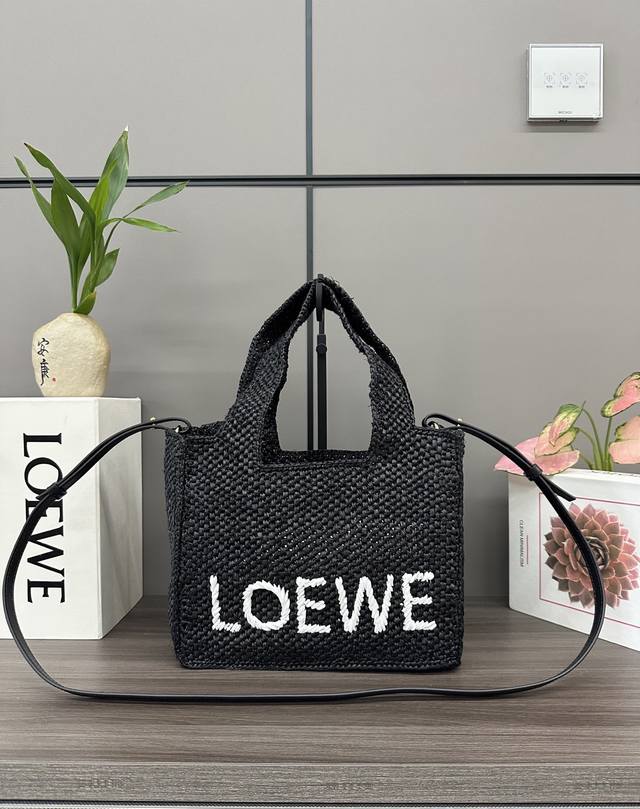 Low新款小号酒椰纤维Font Tote 手袋 是一款长方体手袋，饰有对比色 Loe*We 标志。小号版本在西班牙采用由工匠在马达加斯加种植、收成、晒干和手工编