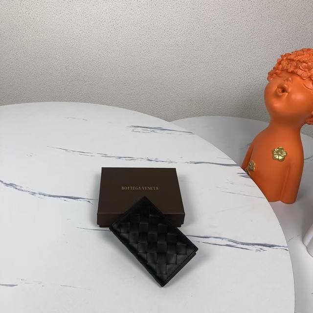 B家新款中编格卡卡包是所有人群必不可少的随身带 包身由牛皮制成 质感柔滑 她拥有6个卡槽位置 中间还有隔层可以放点钱，很轻便的一款卡包 现在背的包包越来越小 一