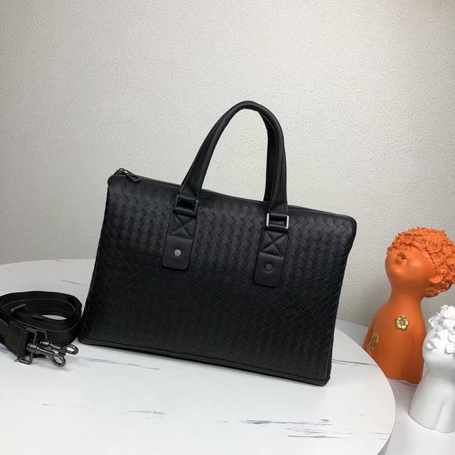 Bv多格层海外原单品质专柜同步狠货来袭顶级打蜡牛皮，专柜原单五金，独特的设计风格完美至极！让时尚变得无止境 那质感和 那手工无可挑剔，独一无二的它，大气中有内涵