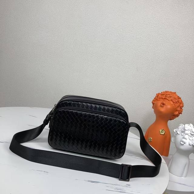 Bv编织邮差包 斜挎包爆款单品，此款邮差包采用纯手工编织制作而成柔软的进口打蜡小牛皮滚边使方形廓形别具魅力，休闲低调实用，皮质越用越油亮等特点型号：2302#，