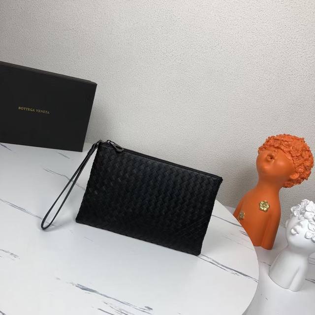 小号配盒子 Bv男士手包遵循传统手工艺精选打蜡牛皮材质 手工编织既可以作为钱包也可以当手包使用简洁款式 包身全编织 实用手带秘袋口拉链 内里拉链Size：25*