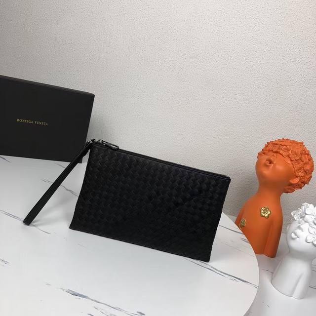 中号配盒子 Bv男士手包遵循传统手工艺精选打蜡牛皮材质 手工编织既可以作为钱包也可以当手包使用简洁款式 包身全编织 实用手带秘袋口拉链 内里拉链Size：30*