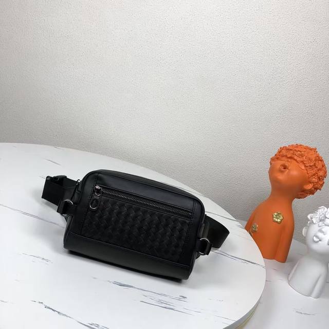 好 Bv专柜款腰包采用结实柔韧的进口打蜡牛皮皮革手工编织制作、背面轻柔加衬、搭配方便取用的正面口袋、带有顶部拉链扣和手机内袋、配以标志性的金属色配件、肩带可轻松