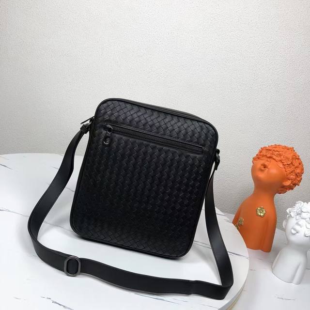 Bv海外原单品质专柜同步狠货来袭顶级打蜡牛皮，专柜原单五金，独特的设计风格完美至极！让时尚变得无止境 那质感和 那手工无可挑剔，独一无二的它，大气中有内涵。所有