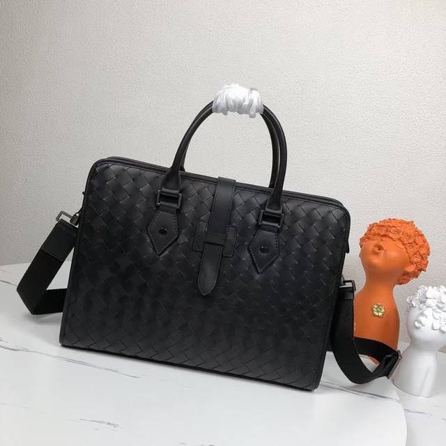 Bottega Venet 男士顶级定制公文包无Logo一样为世人皆知秉承着传统手工制作采用全皮包边打蜡进口牛皮无缝编织 枪色电泳配件 低调实用 皮质越用越油亮