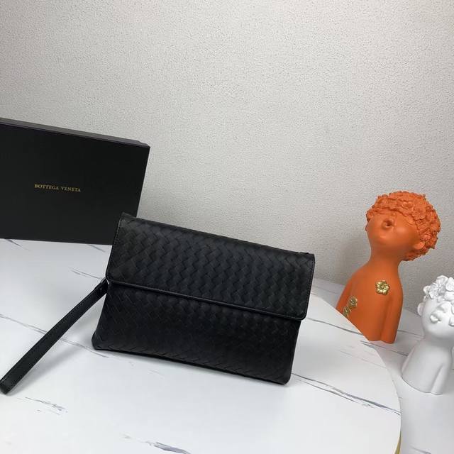 配盒子 Bv休闲手拿包采用进口打腊牛皮，独特的设计风格完美至极！让时尚变得无止境 那质感和 那手工无可挑剔，独一无二的它，大气中有内涵。所有材料都精挑细选用用心