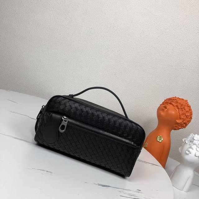 Bv海外原单品质专柜同步狠货来袭顶级打蜡牛皮，专柜原单五金，独特的设计风格完美至极！让时尚变得无止境 那质感和 那手工无可挑剔，独一无二的它，大气中有内涵。所有