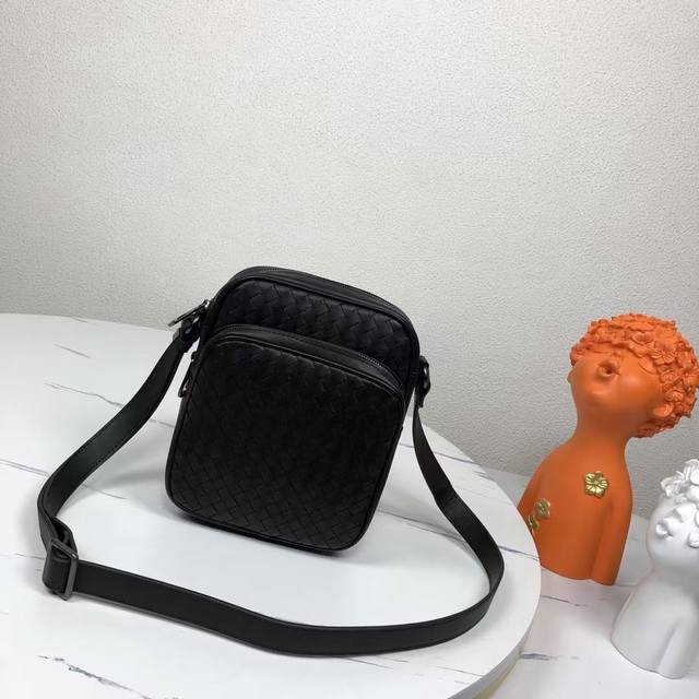 Bv男士单肩小斜挎邮差包包型都是那么简单无Logo秘一样为世人皆知秉承着传统手工制作进口打蜡牛皮编织枪色电泳配件 低调实用皮质越用越油亮等特点更年轻的设计让时尚