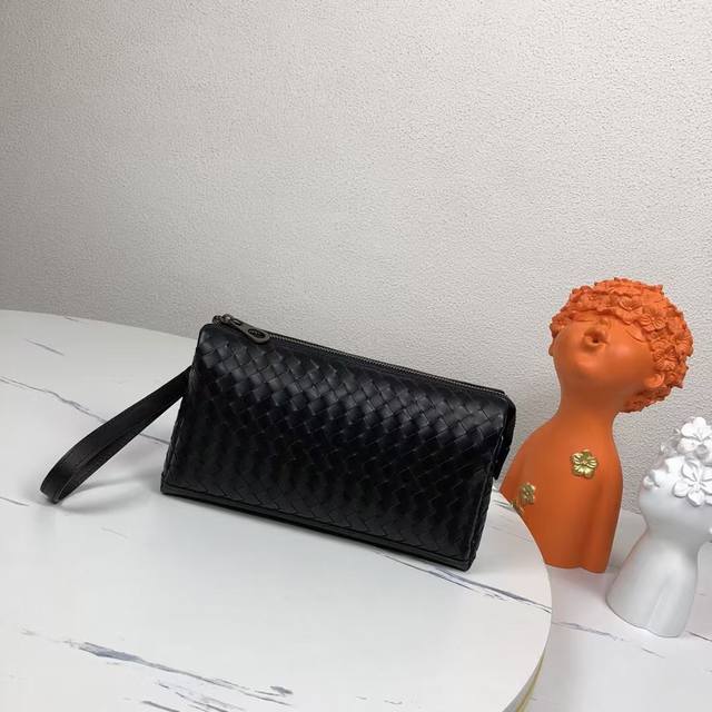 Bv顶级打腊牛皮，独特的设计风格完美至极！让时尚变得无止境 那质感和 那手工无可挑剔，独一无二的它，大气中有内涵。所有材料都精挑细选用用心储备。顶级手工，媲美专