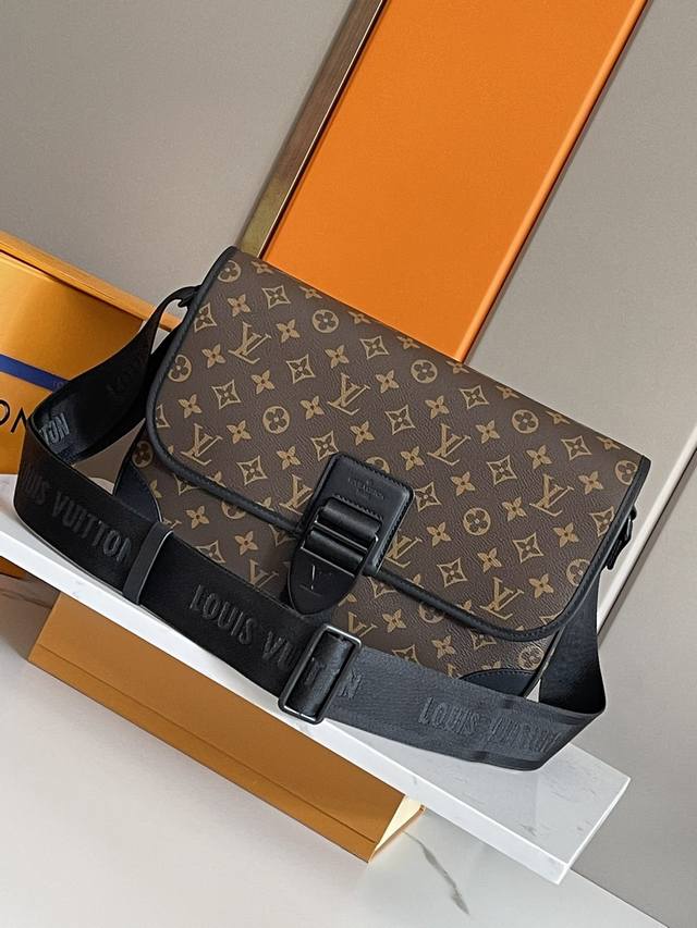 顶级原单原版开发，全钢五金本款 Archy 中号邮差包选用 Monogram Macassar 帆布和皮革饰边，再以皮革包角和镶边彰显考究格调。充裕空间可收纳