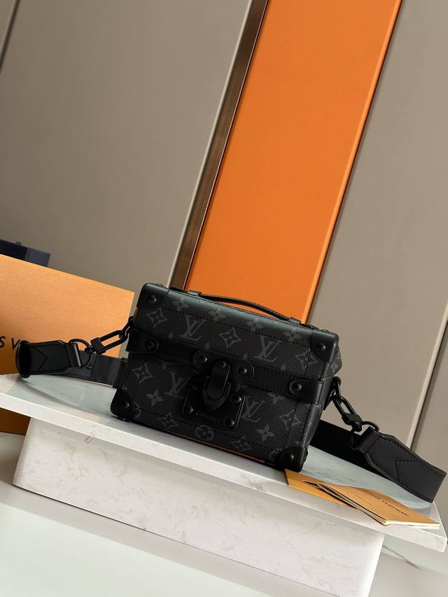 顶级原单原版开发，全钢五金 本款 Soul Trunk 手袋取材 Monogram Eclipse 帆布，以柔软贴身的紧凑构型实现舒适斜挎。加固包角、皮革细节和