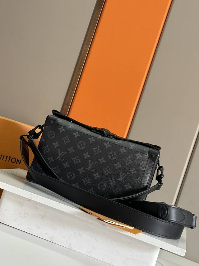 顶级原单原版开发，全钢五金本款 Soul Trunk East West 手袋选用柔软 Monogram Eclipse 涂层帆布，以纤长潮流构型带来舒适背携体