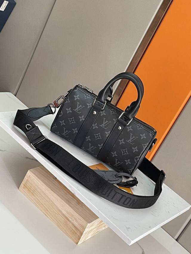 顶级原单原版开发，全钢五金本款 Keepall 25 手袋取材 Monogram Eclipse Reverse 帆布，展现路易威登经典图案的优雅重绎。加固饰带