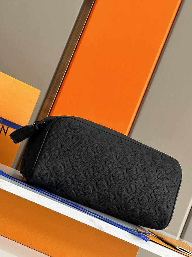 正品开发细节完美原单五金 Dopp Kit梳洗 化妆包 M59478压花手包黑色這款Dopp Kit梳洗包以細緻粒面Taurillon Monogram皮革製造