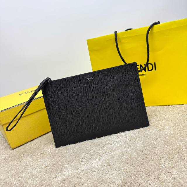 原单品质 独家正品开发，手工穿线进口牛皮材质，瑞士拉链，做工一流，细节之处尽显品质，轻便.实用.耐磨.携带方便.空间大.化妆品.数码产品.烟草等等..能装日常的